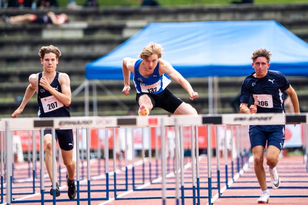 Noah Mueller (Cologne Athletics), Nils Leifert (LAC Quelle Fuerth), Noah Meier (Cologne Athletics) ueber 110m Huerden am 04.06.2022 waehrend der Sparkassen Gala in Regensburg